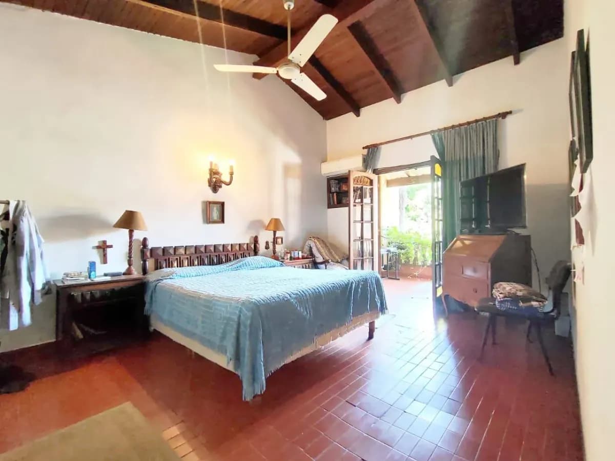 Casa de 5 dormitorios en Alquiler en Santo Domingo, Asunción - Image 5