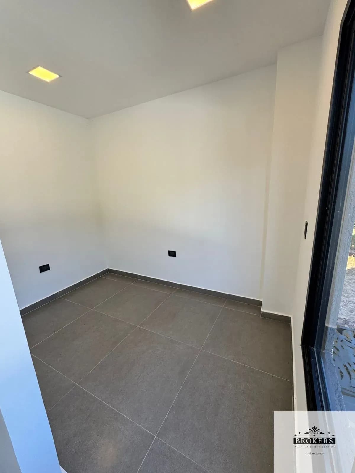 3-Bedroom House for Sale in Laurelty, Luque - Image 10
