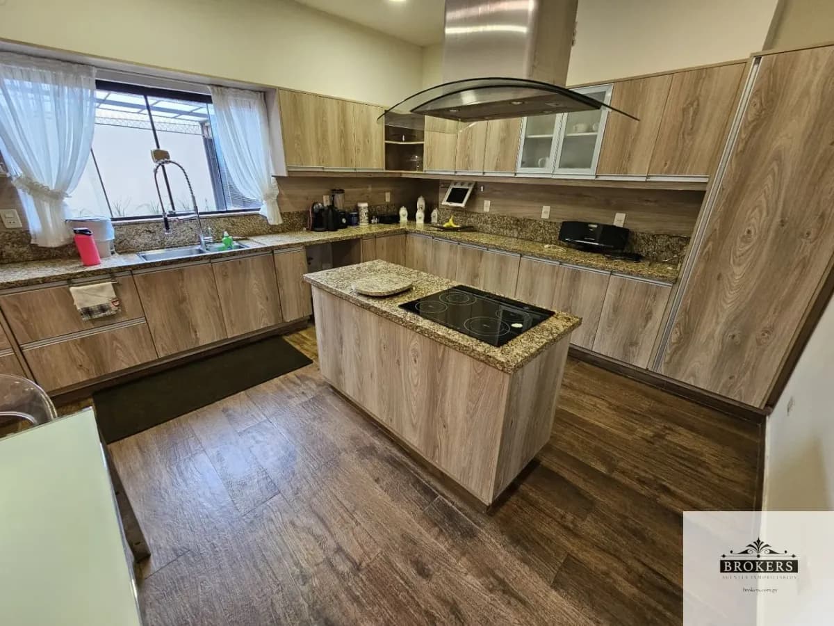 Casa de 3 dormitorios en Alquiler en Recoleta, Asunción - Image 9