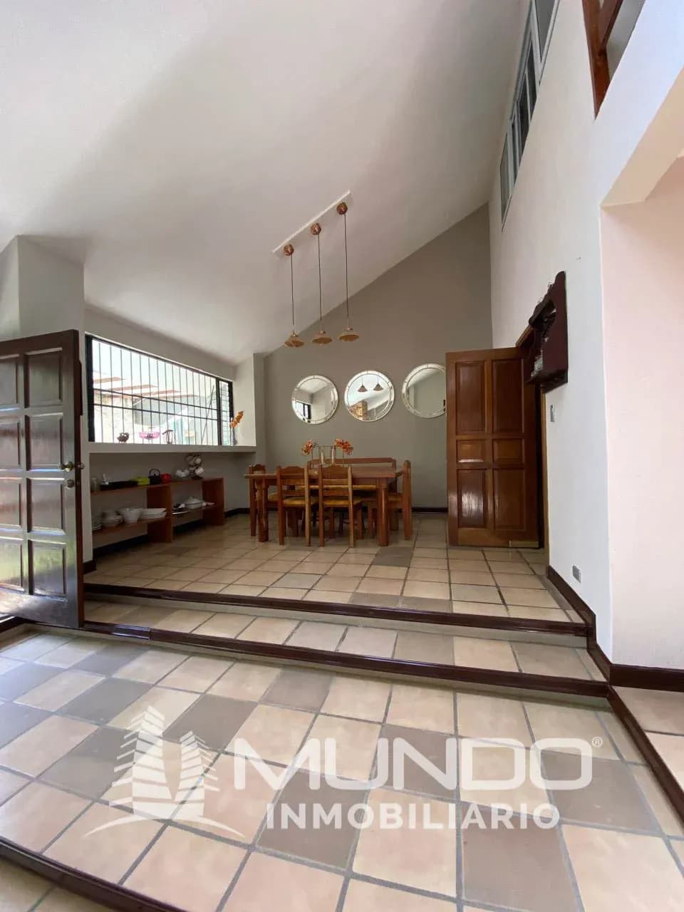 Casa de 4 dormitorios en zona 16, 425m², en Alquiler en San Gaspar, Ciudad de Guatemala - Image 2