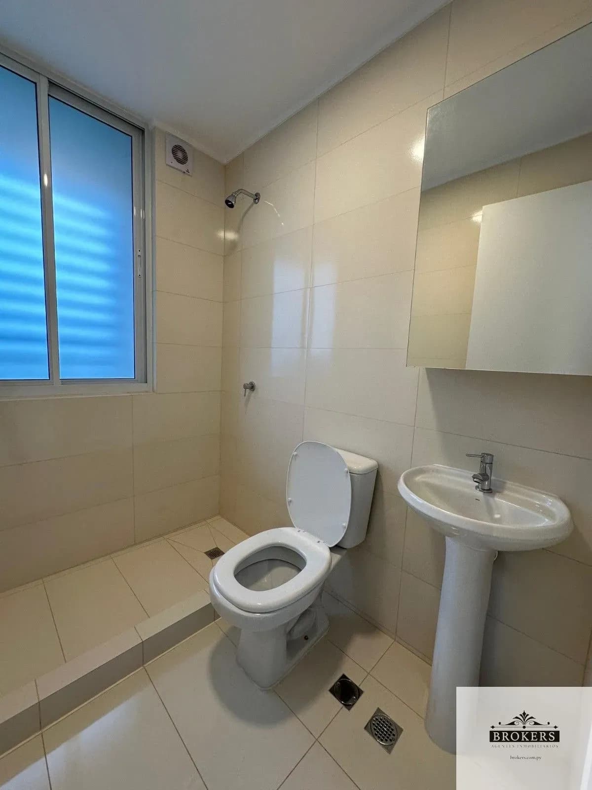 2-Bedroom Apartment for Rent in Surubi´i, Mariano Roque Alonso - Image 13