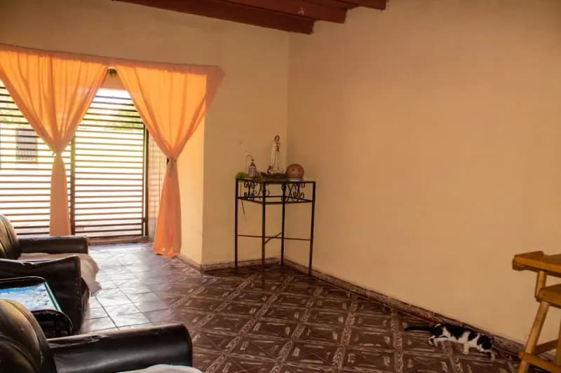 Casa en venta en Loma Pyta - con salones comerciales - Image 3