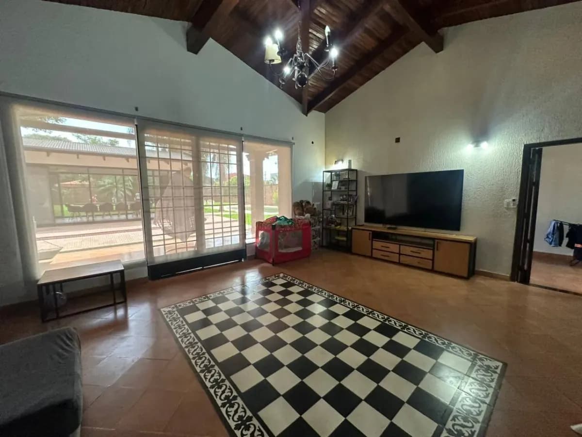 5-Bedroom House for Rent in Villa Ofelia, Fernando de la Mora - Image 9