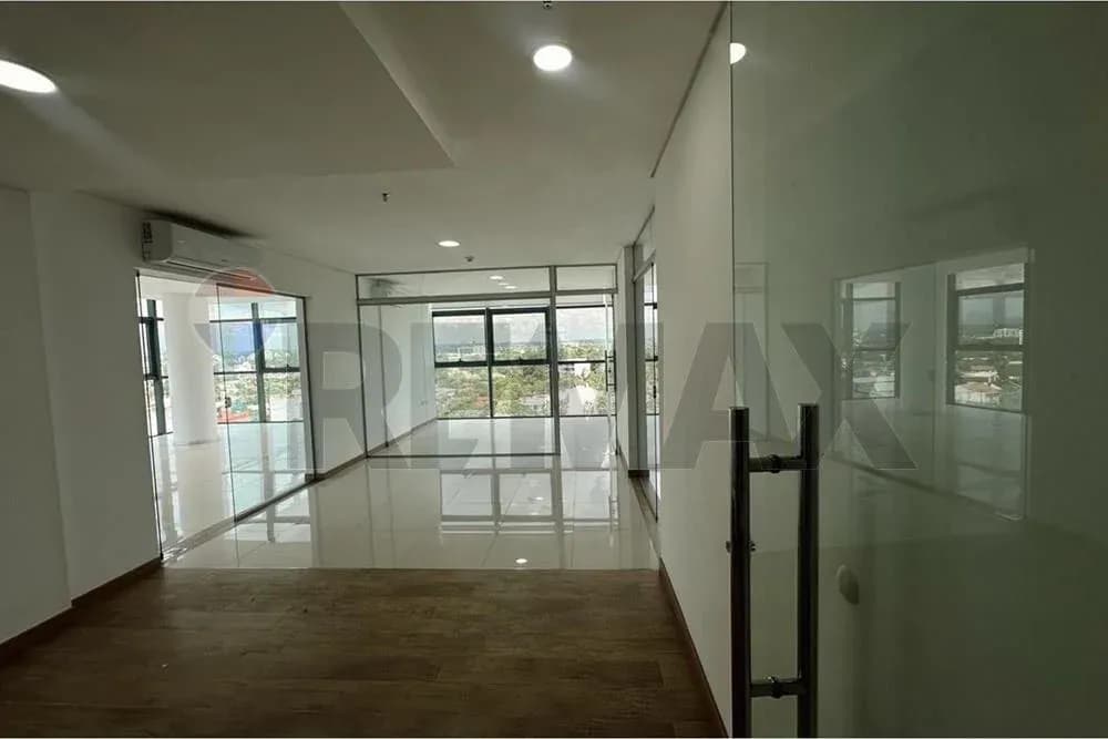 Espaço Comercial de 437m² para Alugar em Ycuá Satí, Asunción - Image 8
