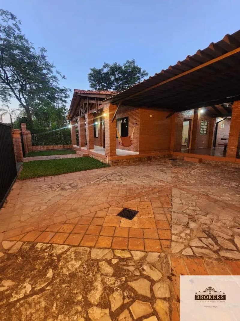 Casa de 5 dormitorios en Venta en San Bernardino - Image 4