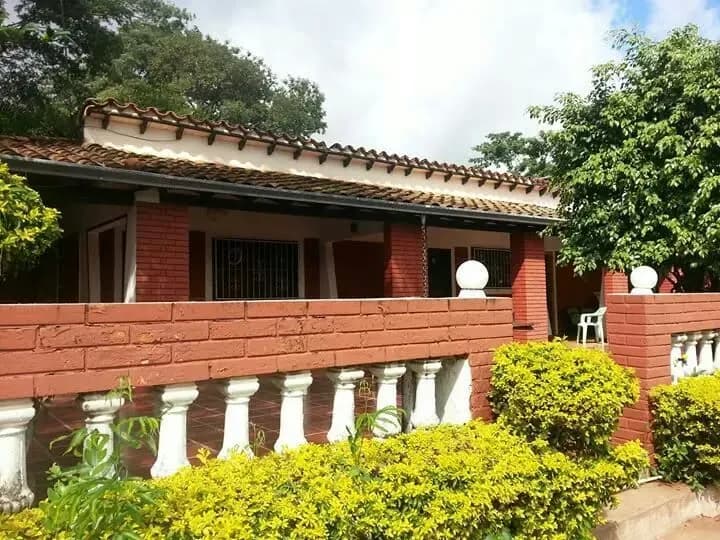 6-Bedroom House for Sale in Capiatá - Image 4