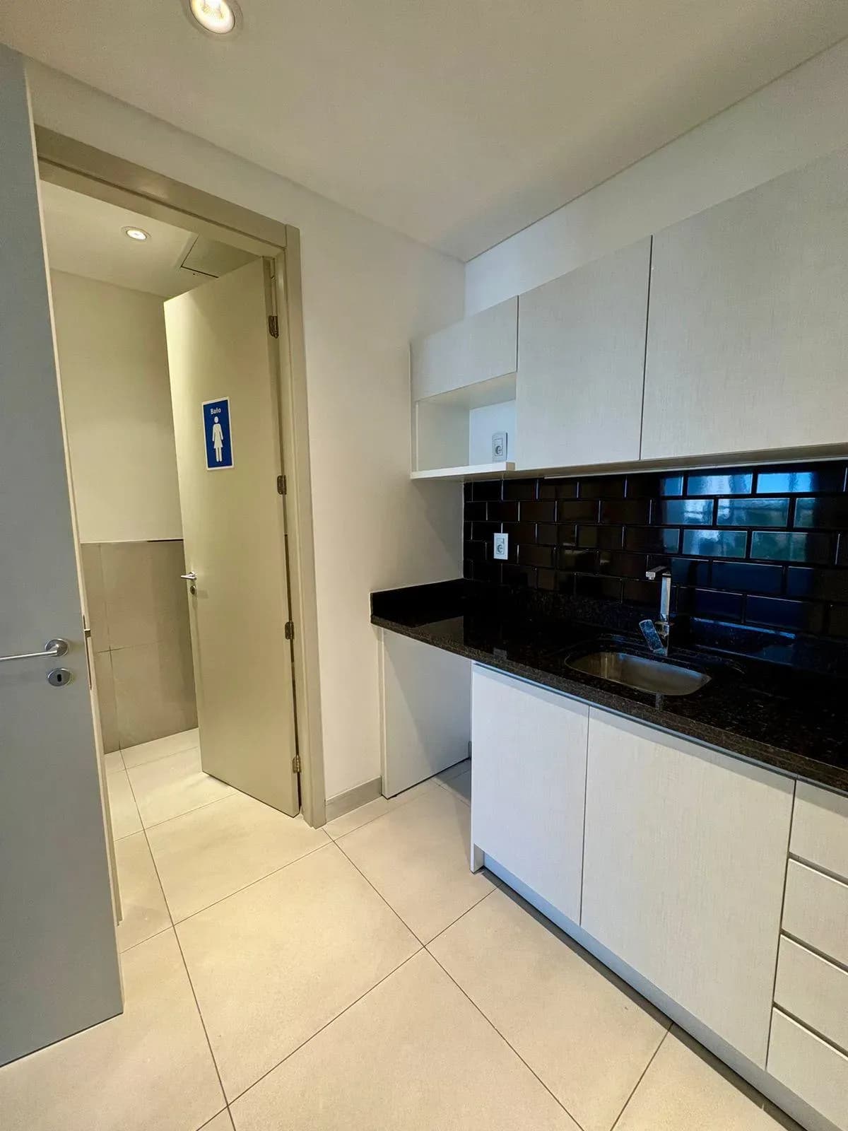 Oficina de 73.4m² en Alquiler en Manorá, Asunción - Image 14