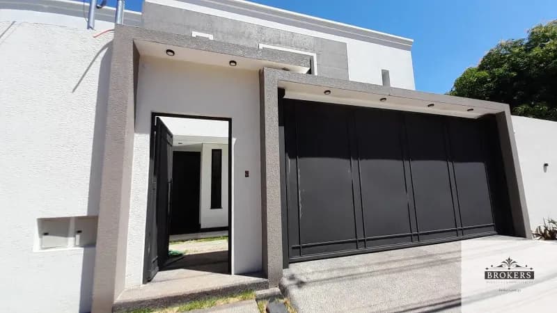 3-Bedroom House for Rent in Madame Lynch, Asunción - Image 3
