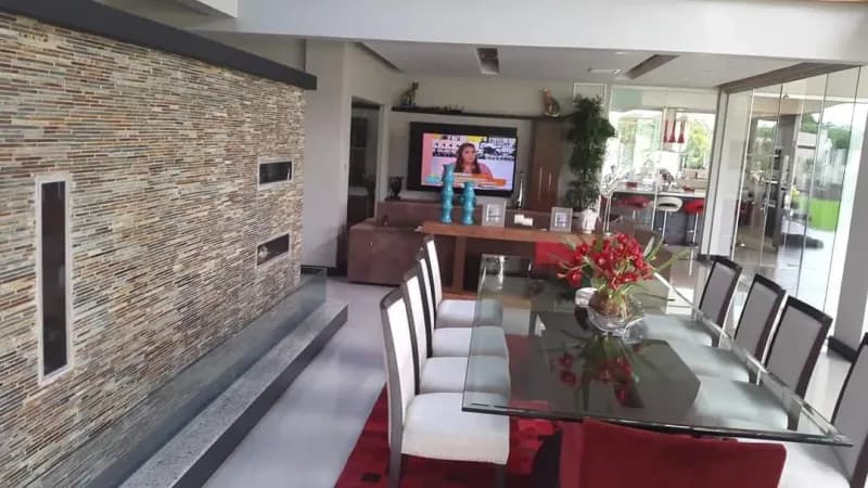 5-Bedroom House for Sale in Loma Merlo, Luque - Image 2