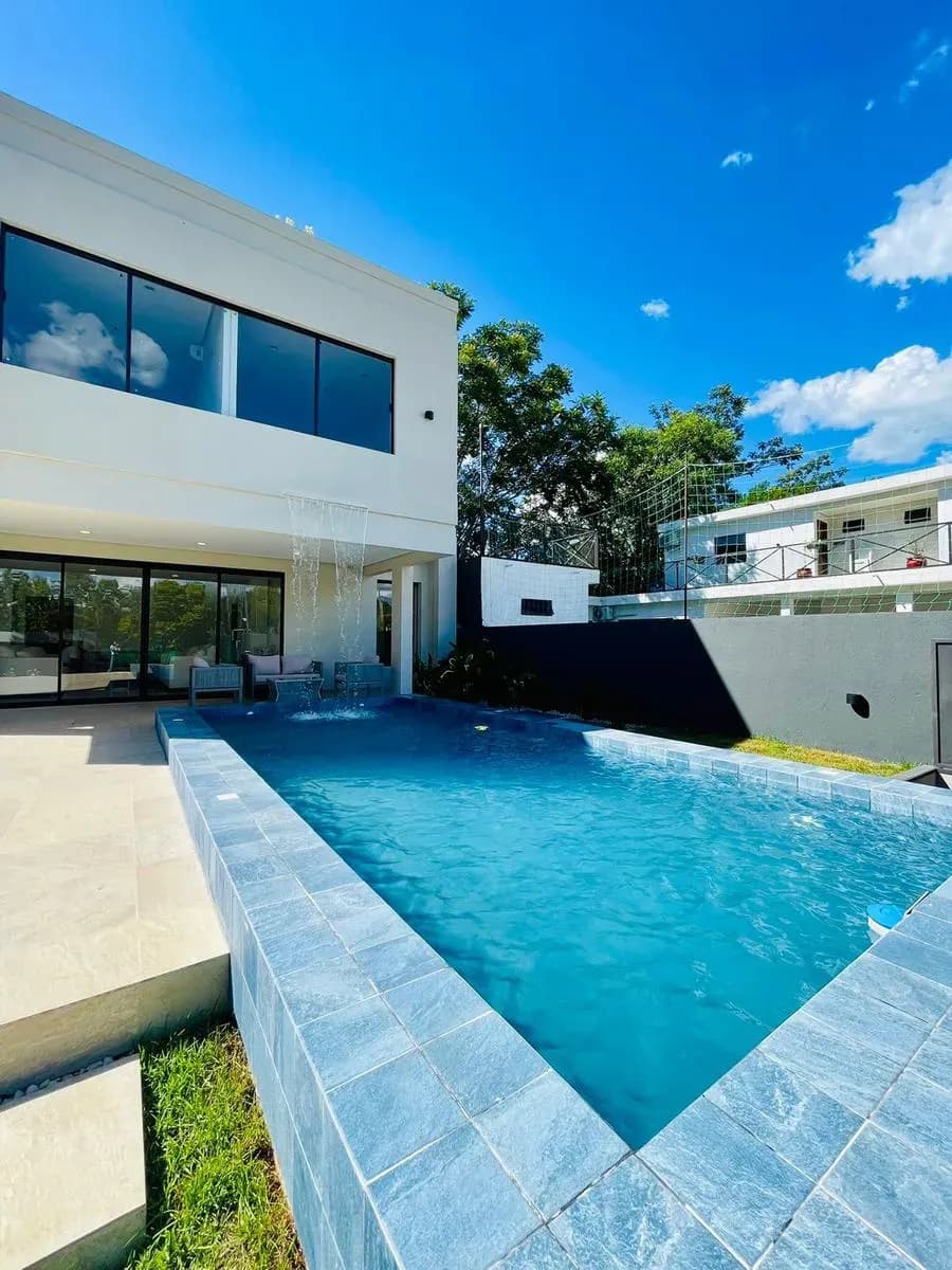 Casa de 4 dormitorios en Venta en San Bernardino - Image 2