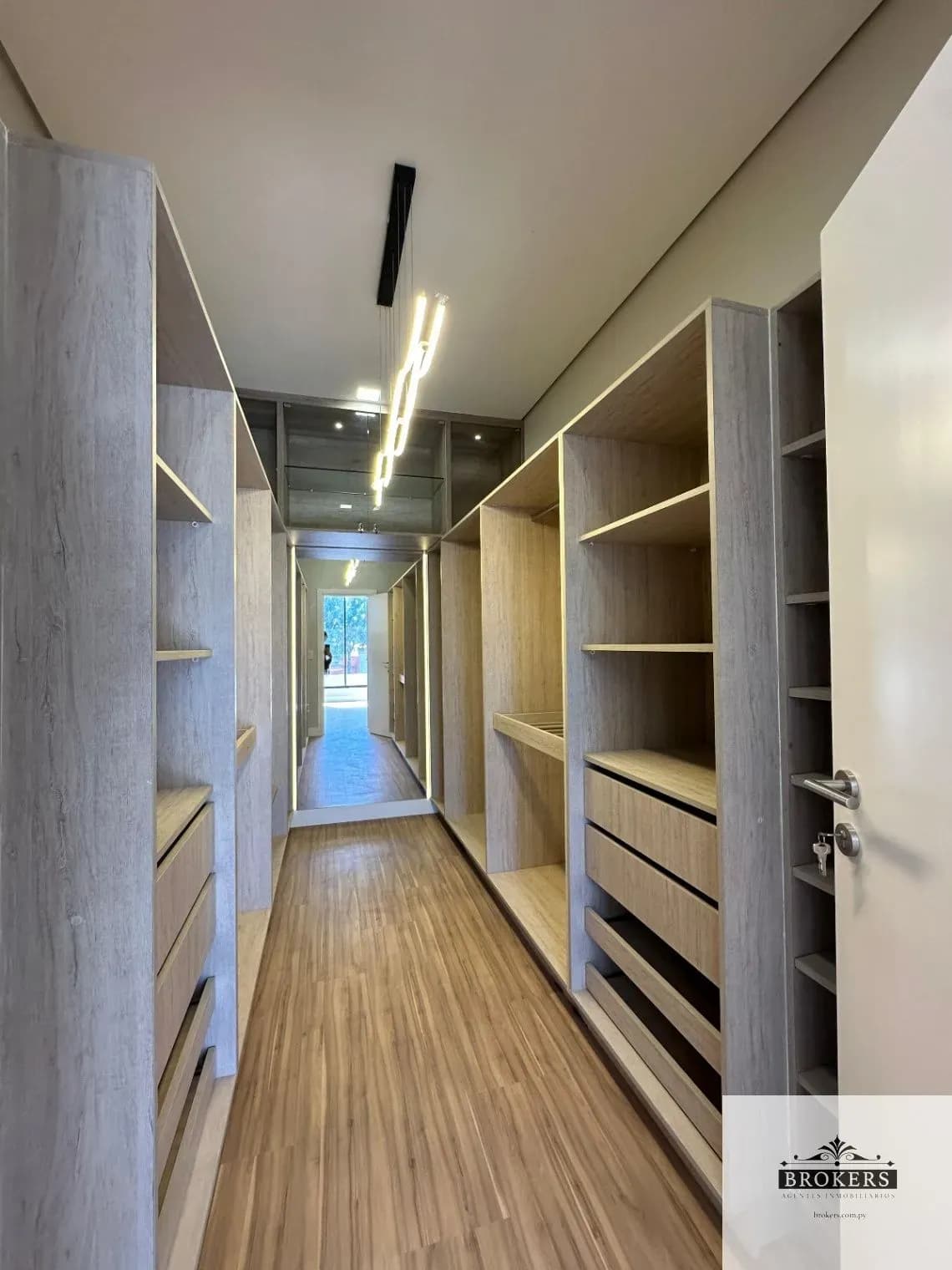 Casa de 4 dormitorios en Venta en San Jorge, Asunción - Image 17