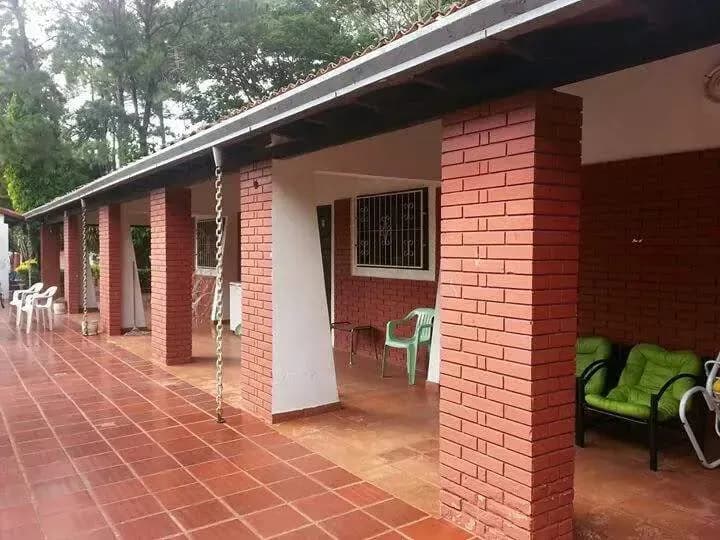 6-Bedroom House for Sale in Capiatá - Image 9