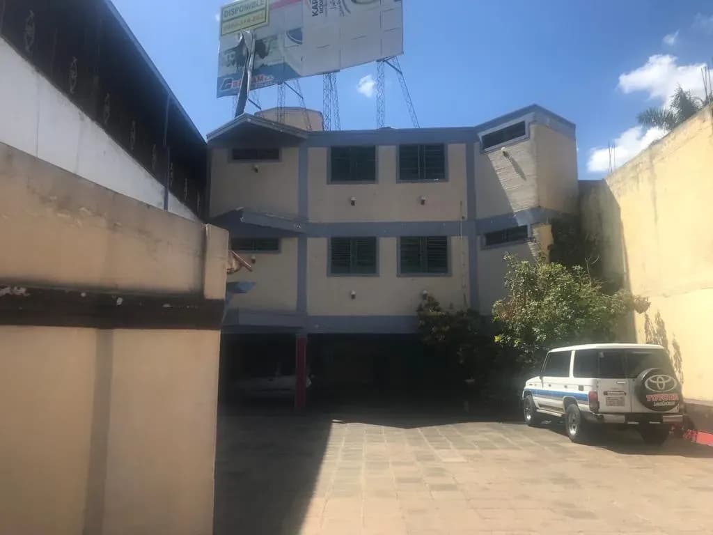 Local Comercial de 1,914m² en Venta en Santa María, Fernando de la Mora - Image 6