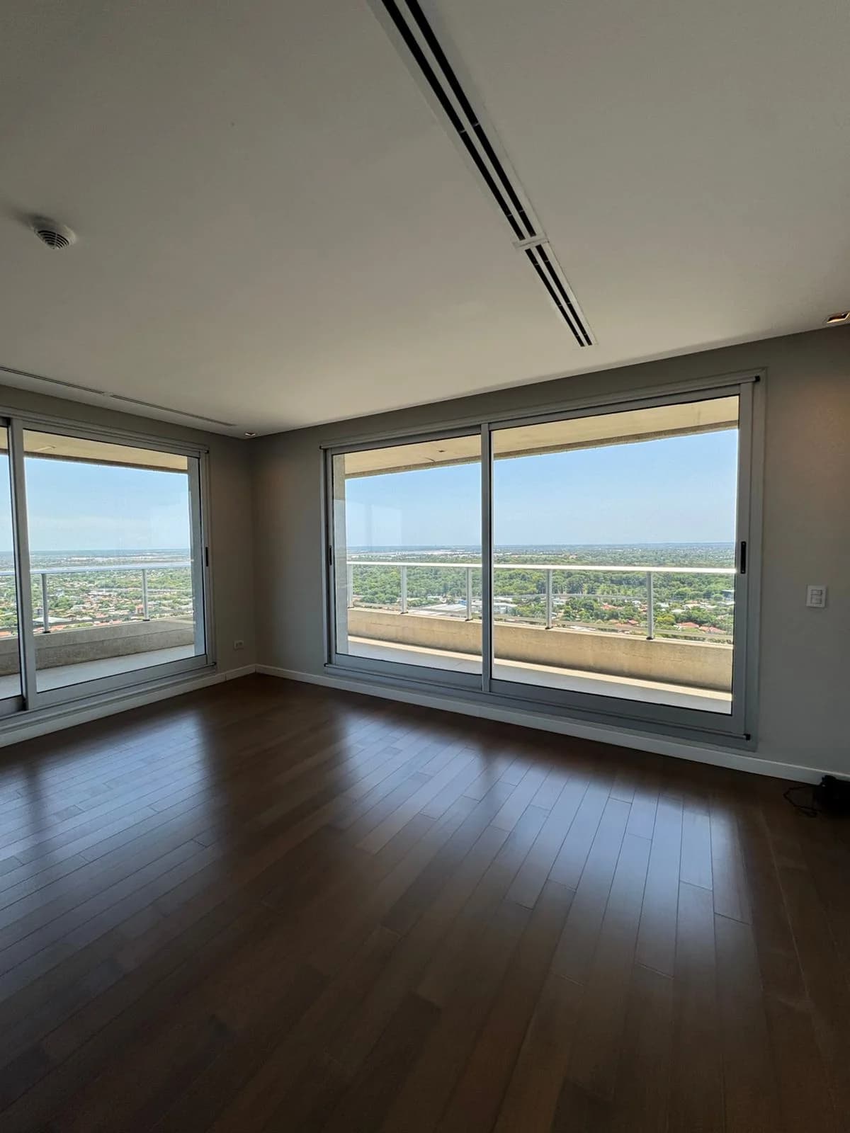 Departamento de 4 dormitorios, 331m², en Alquiler en Mburucuyá, Asunción